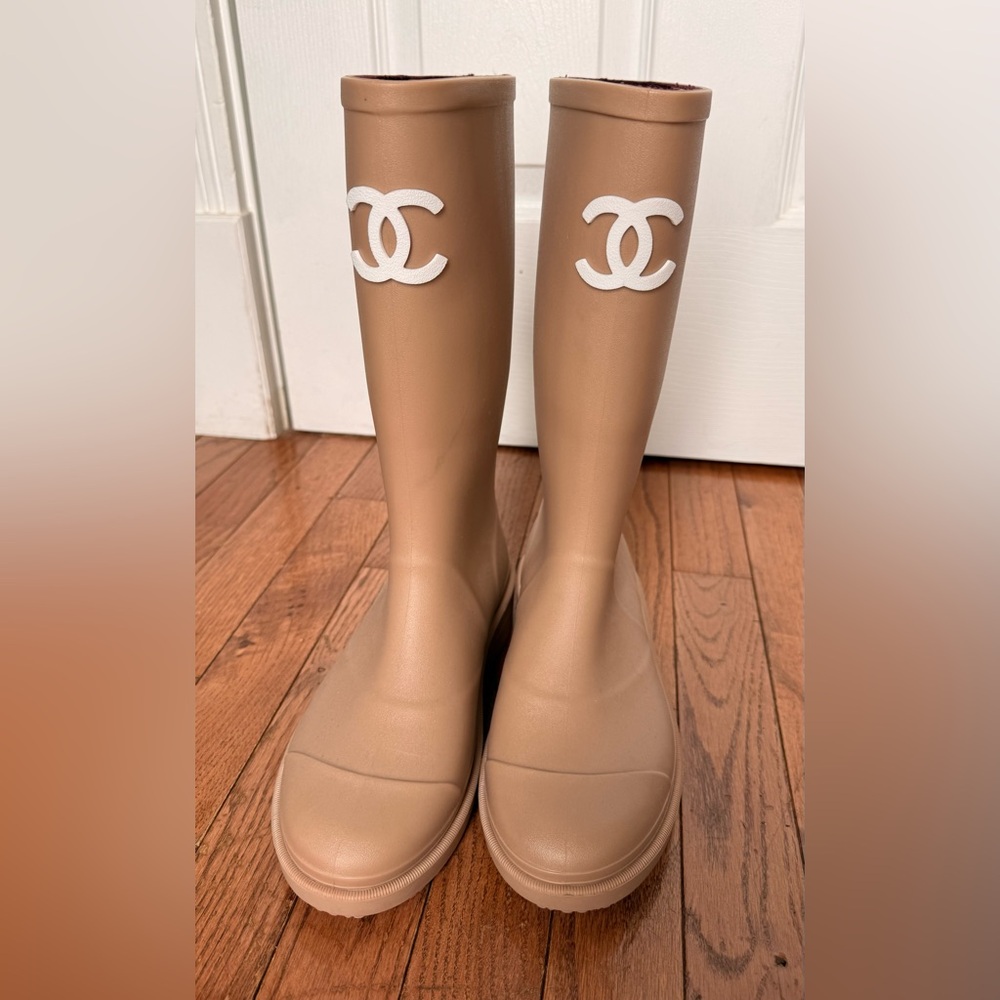 Beige Rain Boots looks like but not the real thing!